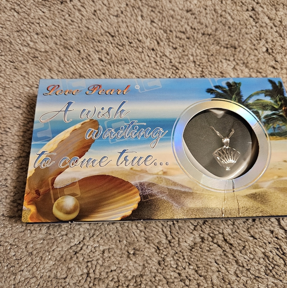 NWT Seashell Pearl Necklace